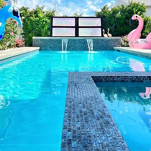 https://noho-luxury-oasis.topanaheimhotels.com